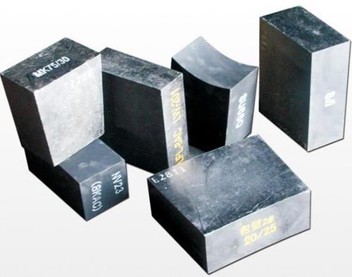 它是由燒結(jié)鎂石或電熔鎂砂和碳素材料石墨為原料,以含碳樹脂作結(jié)合劑